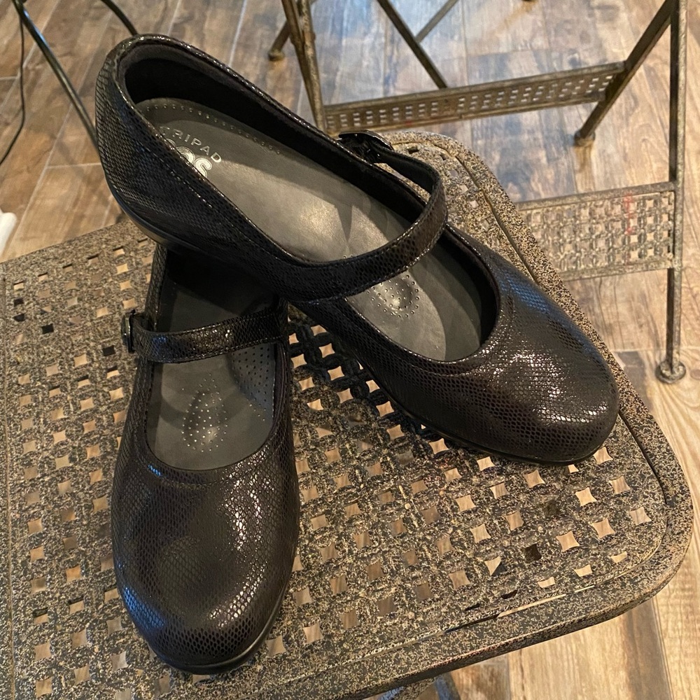 SAS TriComfort snake patent leather Mary Janes sz 10